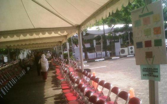 Tenda dan Kursi Siap Sambut Masyarakat di Istana Presiden