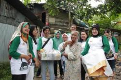 Organisasi Pencinta Kucing Bagikan Bantuan ke Warga Kurang Mampu