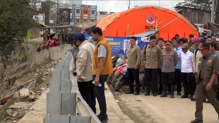 Presiden RI Prabowo Subianto melihat langsung gelondongan kayu yang terbawa saat banjir bandang saat mengunjungi Kabupaten Aceh Tamiang, Aceh pada Jumat (12/12/2025) kemarin.