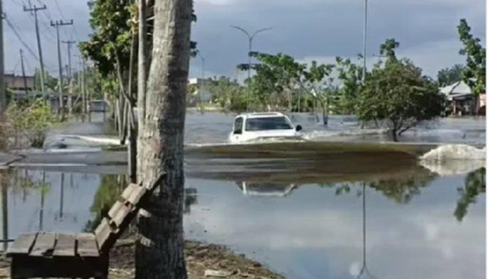 Mitsubishi Pajero Sport Libas Banjir Setinggi Kap Mobil, Ini Kata Netizen
