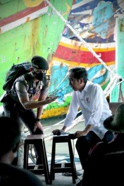 Kunjungi PPDI Brondong, Presiden Jokowi Berdialog dengan Nelayan