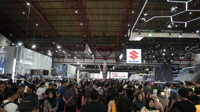Suasana area pameran Indonesian International Motor Show (IIMS) 2026 yang dipadati pengunjung. Sebanyak 62 brand otomotif turut berpartisipasi dalam gelaran yang berlangsung pada 5-15 Februari 2026 di JIExpo Kemayoran, Jakarta.