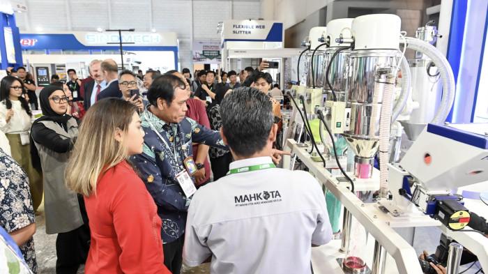 Media Tour area pameran Plastics & Rubber Indonesia 2025, yang tahun ini menghadirkan lebih dari 750 perusahaan dari 26 negara dengan beragam inovasi di bidang smart plastics, bio-based materials, smart rubber, circular economy, dan digital manufacturing.