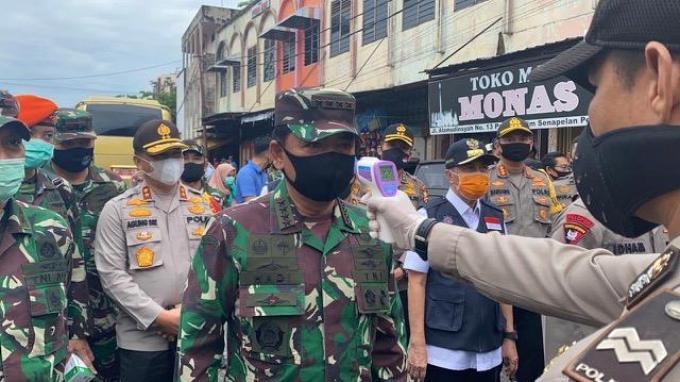Panglima TNI dan Kapolri Tinjau Pasar Kodim Senapelan Pekanbaru Riau
