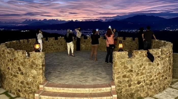 BUKIT ASLAN - Salah satu spot favorit di Bukit Aslan. Dari spot ini, pengunjung dapat menikmati keindahan alam Indonesia secara 360 derajat.