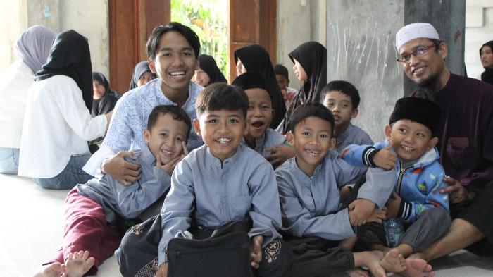 BERBAGI KEBAHAGIAAN - Potret kegiatan komunitas Kejar Mimpi Solo di sebuah panti asuhan. Komunitas Kejar Mimpi adalah gerakan sosial yang diinisiasi oleh CIMB Niaga untuk membentuk generasi muda Indonesia yang berdaya dan positif melalui pengembangan diri dan kontribusi bagi masyarakat. (Tribunnews.com/Ist) (Tribunnews.com/Ist)