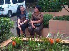 Para Istri Setia Menunggu Suaminya Ikut Ujian Lelang Jabatan