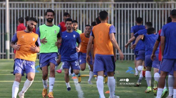 Para pemain Iran menghadiri sesi latihan tim nasional di pusat sepak bola tim nasional di ibu kota Teheran, pada 14 September 2022 . (Foto arsip)