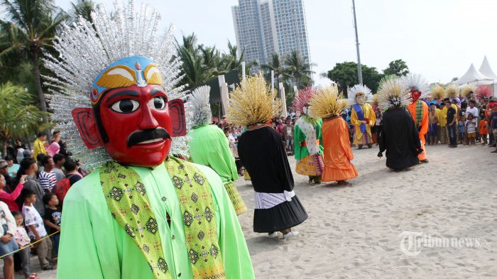 Ondel-ondel bermain sepak bola dalam meriahkan Hari Ulang Tahun (HUT) ke-491 DKI Jakarta yang diselenggarakan oleh Taman Impian Jaya Ancol di Pantai Lagoon, Ancol, Jakarta Utara, Sabtu (23/6/2018). Acara yang diramaikan oleh 50 pasang ondel-ondel dari berbagai sanggar Betawi di Jakarta tersebut disambut antusian oleh pengunjung pantai Lagoon Ancol. 