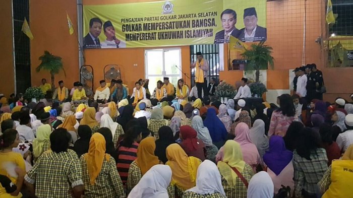 Hadiri Pengajian Golkar, Djarot Salami Ustaz dan Marbot Masjid di Jagakarsa yang Diumrohkan