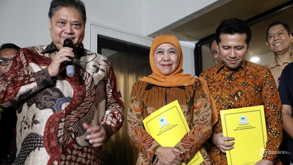 Tenteng Map Kuning, Khofifah Ucap Terima Kasih Kepada Golkar Kembali Usung Dirinya Di Pilkada Jatim