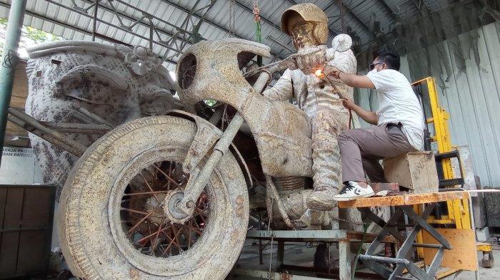 Serba-serbi MotoGP 2022: Patung Jokowi Naik Motor Siap Nampang di Pintu Masuk Sirkuit Mandalika