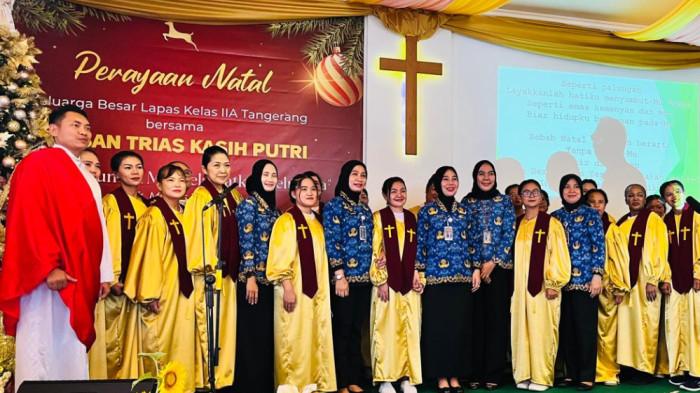 NATAL DI LAPAS - Putri Chandrawati selaku istri Ferdy Sambo turut merayakan natal bersama warga binaan Lapas. Putri sebagai penanggungjawab kegiatan natal tahun 2025 ini ditunjuk oleh Gereja El Shaddai Lapas Kelas IIA Tangerang, Banten.