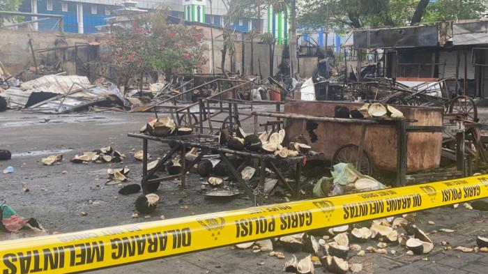 KERUSUHAN KALIBATA - TKP peusakan dan pembakaran imbas mata elang tewas dikeroyok orang tak dikenal di Jalan Raya Kalibata, Pancoran, Jakarta Selatan, Jumat (12/12/2025).