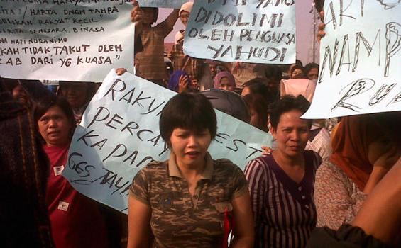 Ratusan Pedagang Pasar Griya Berdemo