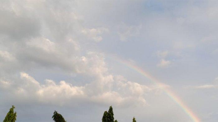 Pelangi terlihat di atas kawasan Depok, Jakarta Selatan, Sabtu (11/4/2020). Warna pelangi terlihat cukup jelas sejak pukul 06.00 hingga 06.30 WIB.