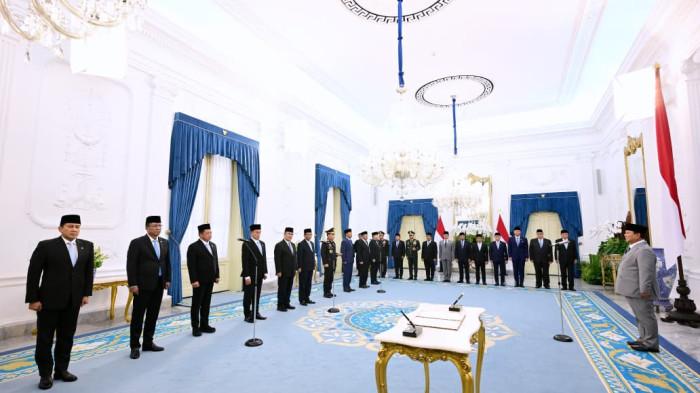 REFORMASI POLRI - Presiden Prabowo Subianto melantik para anggota Komisi Percepatan Reformasi Kepolisian Negara Republik Indonesia (Polri) di Istana Merdeka, Jakarta, pada Jumat, 7 November 2025. (BPMI Setpres/Muchlis Jr)