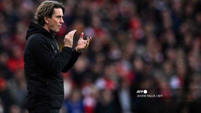Pelatih kepala Denmark Brentford Thomas Frank menenangkan para pemain selama pertandingan sepak bola Liga Utama Inggris antara Arsenal dan Brentford di Stadion Emirates di London pada 11 Februari 2023.