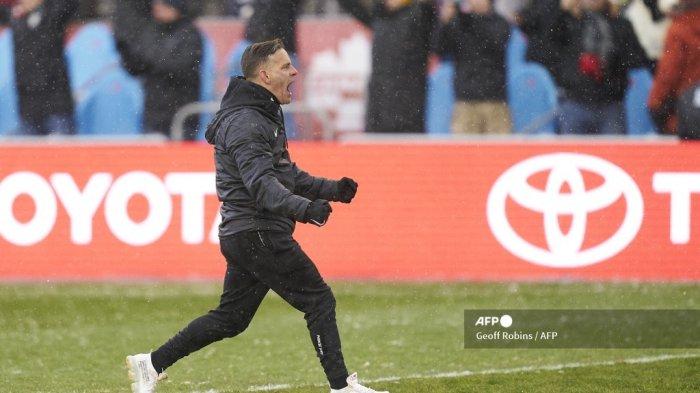 Pelatih sepak bola putra Kanada John Herdman merayakan setelah timnya mengalahkan Jamaika 4-0 dalam pertandingan Kualifikasi Piala Dunia di BMO Field di Toronto, Ontario, 27 Maret 2022. Kanada lolos ke Piala Dunia untuk pertama kalinya dalam 36 tahun pada hari Minggu dengan kemenangan 4-0 atas Jamaika di Toronto.