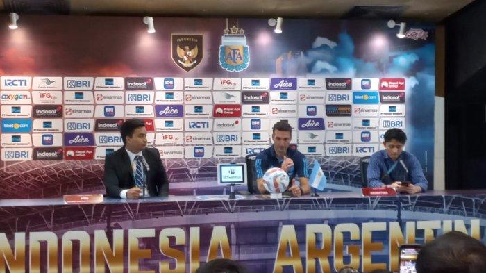 Pelatih Timnas Argentina, Lionel Scaloni saat menghadiri sesi post match conference kontra Indonesia di Media Center Stadion Utama Gelora Bung Karno, Senayan, Jakarta, Senin (19/6/2023).