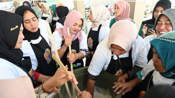 Buka Peluang Usaha Bagi Emak-emak, Relawan SandiUno Gelar Pelatihan Sabun Cuci di Pemalang