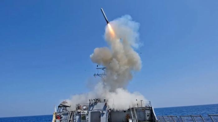 SERANG IRAN - Foto yang dirilis Pusat Komando AS (Centcom) menunjukkan peluncuran rudal Tomahawk dari sebuah kapal perusak mereka pada Sabtu (28/2/2026).