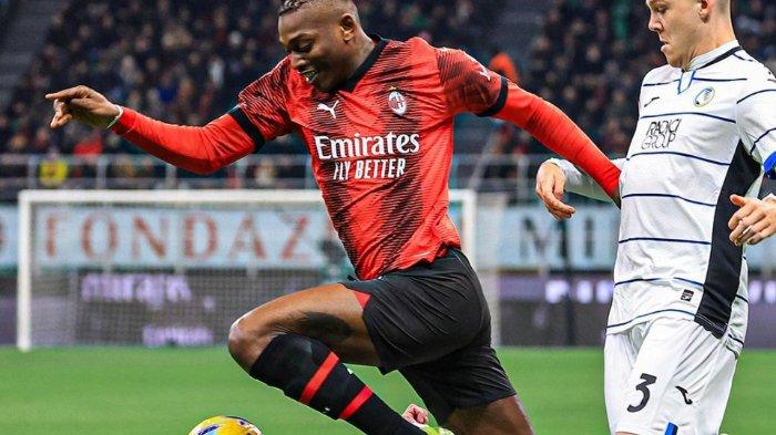 Pemain AC Milan Rafael Leao saat menggiring bola melewati pemain Atalanta di Liga Italia, Senin (26/2/2024) dinihari WIB.