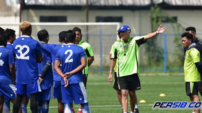 Dua Pemain Saling Sikut demi Mario Gomez dan Persib, Siapa Mereka?