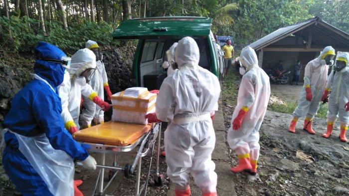 Pemakaman bayi berusia 10 hari berstatus PDP di Bantul, Yogyakarta (Dokumentasi Wisnu).