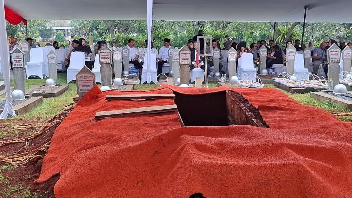 JUWONO SUDARSONO - Liang kubur yang disiapkan untuk jenazah mantan Menteri Pertahanan RI Juwono Sudarsono, di Taman Makam Pahlawan (TMP) Kalibata, Jakarta, Minggu (29/3/2026). (Ibriza/Tribunnews)