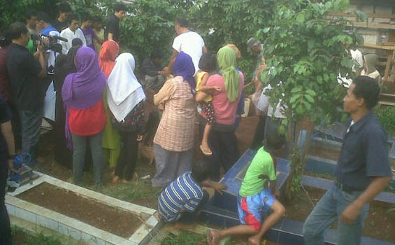 Korban Miras Oplosan Dikubur diatas Makam Orang Lain