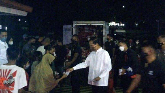 Jokowi Bagi-bagi Bingkisan Sembako dan THR untuk Warga di Istana Bogor