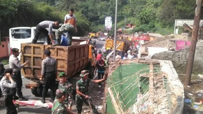 Wabup Cianjur, Dandim dan Kapolres Pimpin Langsung Pembongkaran Kios PKL di Ciloto