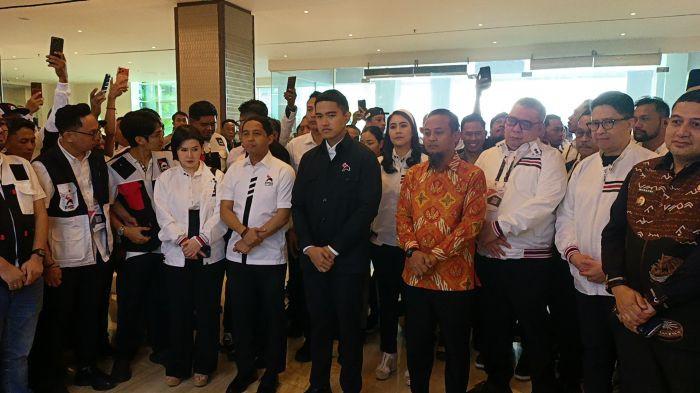 RAKERNAS I DPP PSI - Momen para elite DPP PSI foto bersama dalam pembukaan Rapat Kerja Nasional I (Rakernas) DPP PSI di Sandeq Ballroom Claro Hotel Makassar, Sulawesi Selatan, Kamis (29/1/2026). Sekretaris Jenderal (Sekjen) DPP PSI Raja Juli Antoni merespons soal sinyal diumumkannya sosok Mr. J oleh Ketua Umum DPP PSI Kaesang Pangarep.