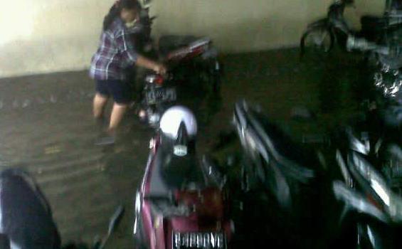 Hujan Deras, Pemkot Mojokerto Tergenang, Pegawai Susah Pulang