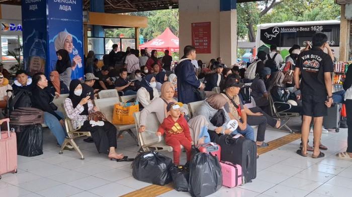 MENANTI KEBERANGKATAN – Deretan pemudik menunggu jadwal keberangkatan bus di kursi tunggu Terminal Kampung Rambutan, Jakarta Timur, jelang hari raya Idul Fitri 1447 atau Lebaran 2026, Sabtu (14/3/2026). Memasuki H-6 Lebaran 2026, terminal mulai diserbu penumpang tujuan Sumatera, khususnya Sumatera Barat, yang memilih pulang lebih awal untuk menghindari kepadatan.