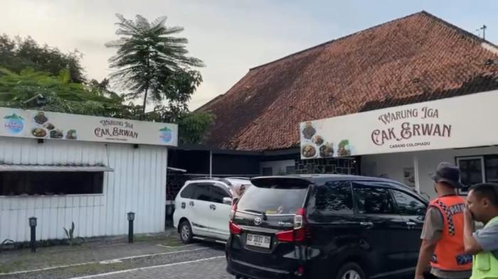 KULINER SOLO — Sejumlah pemudik mampir di Warung Iga Bakar Cak Erwan, Colomadu, Karanganyar, Jawa Tengah, Rabu (18/3/2026). Hanya 5 KM dari rumah Jokowi, warung milik eks Executive Chef bintang lima ini jadi favorit pemudik karena dagingnya yang super empuk.