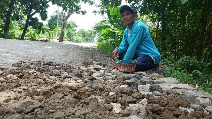 'Hobi' Tambal Jalan Rusak selama 7 Tahun, Pria Asal Boyolali Inisiatif Cari Batu dan Pasir Sendiri