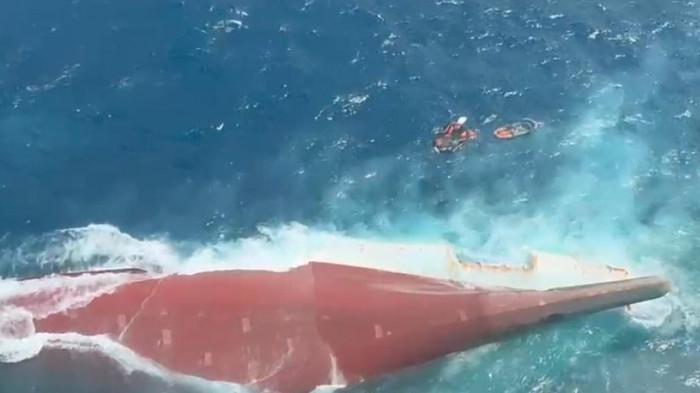 KECELAKAAN KAPAL - Video pantauan udara dari helikopter HR-3601 Basarnas menunjukkan kondisi kapal KM Virgo Transport 8 yang mengalami kecelakaan di wilayah perairan Laut Jawa diduga karena cuaca buruk pada Minggu (13/9/2026) dini hari.