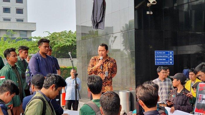 Penasihat KPK Tsani Annafari menemui puluhan mahasiswa dari sejumlah perguruan tinggi yang melakukan aksi di lobi Gedung Merah Putih KPK, Jakarta Selatan, Kamis (12/9/2019)