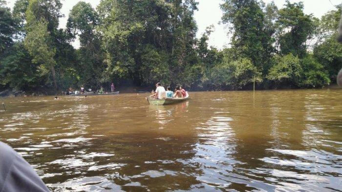 Sampan Terbalik Dihantam Arus Sungai Tayan, Polisi dan Warga Cari Seorang Korban Tenggelam