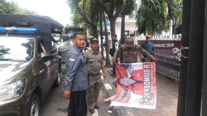 Sejumlah Alat Peraga Kampanye yang Langgar Aturan di Kecamatan Senen Ditertibkan