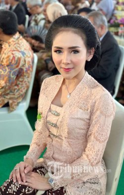 Pedangdut Ucie Sucita hadir dalam Dhaup Ageng, pernikahan putra Paku Alam X di Yogyakarta.