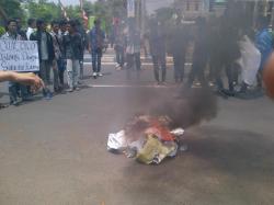 Pendemo Bakar Spanduk Jokowi di Depan Gedung DPRD Bangkalan