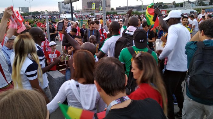 Polandia Kalah, Senegal Menang, Fans Kedua Tim Kompak Joget Waka Waka