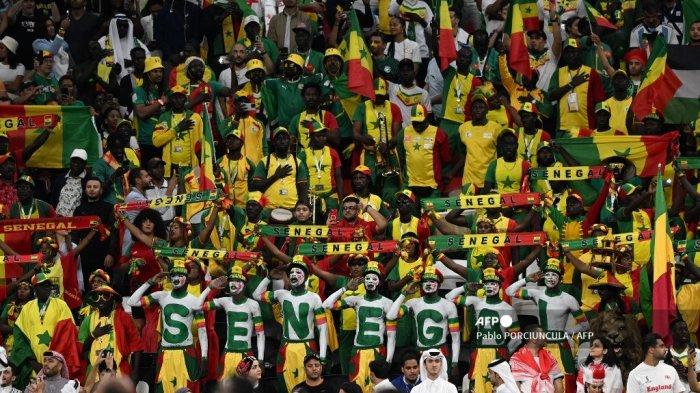 Pendukung Senegal mendengarkan lagu kebangsaan jelang pertandingan sepak bola babak 16 besar Piala Dunia 2022 Qatar antara Inggris dan Senegal di Stadion Al-Bayt di Al Khor, utara Doha pada 4 Desember 2022.