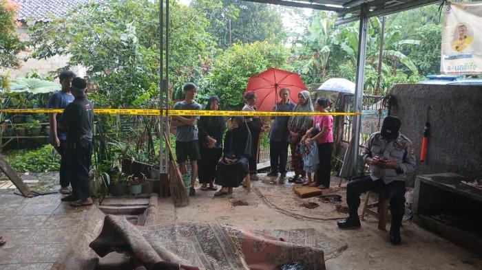 Tempat penemuan mayat wanita tinggal tulang di rumah daerah Limo, Kota Depok, Jawa Barat. Korban diduga dihabisi suami siri.