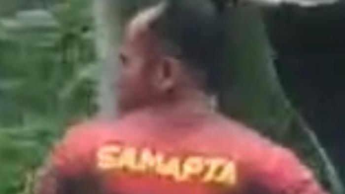 Tangkapan layar video penganiayaan, dan pelaku pria mengenakan kaus Samapta di Kabupaten Trenggalek Jawa Timur, Senin (02/03/2026)