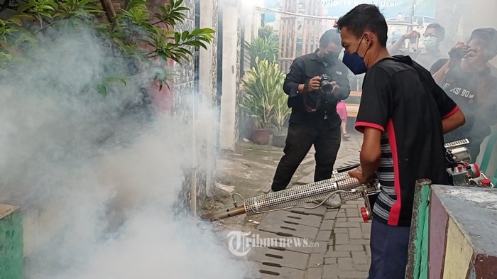 PENGASAPAN - Petugas Kelurahan Batusari, Batuceper, Kota Tangerang, melakukan pengasapan sarang nyamuk Aedes Aegypti di lingkungan warga Rt 01/03, Senin (25/7/2022). Pengasapan dilakukan setelah 26 orang warga setempat terserang enyakit chikungunya. WARTA KOTA/NUR ICHSAN