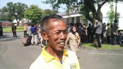 Antri dari Jam 6 Pagi, Tukang Becak Ini Senang Bisa Ketemu Jokowi